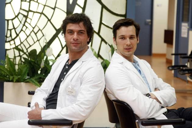 Kai Schumann und Florian David Fitz, Schauspieler, am Set zu Doctors Diary , Arztserie, in Berlin, Berlin Germany *** Kai Schumann and Florian David Fitz, Actors, on Set to Doctors Diary , Doctor series, in Berlin, Berlin Germany