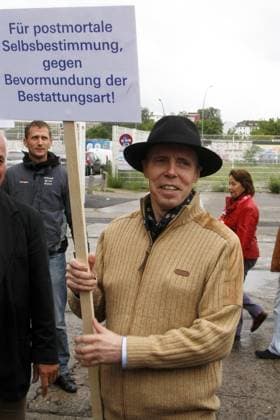 Gunter von Hagens, Plastinator, stellt sich gegen eine Gruppe von ca. 30 Pfarrern, diese demonstriert gegen die Ausstellung Koerperwelten im Berliner Postbahnhof, sie mahnen die Totenruhe an, eine Gruppe von Koerperwelten-Fans, Koerperspendern, stellt sich der Diskussion und vertreibt die Pfarrer, Berlin Germany *** Gunter from Hagens, Plastinator, provides itself against a Group from Ca 30 pastors, This demonstrated against the Exhibition Koerperwelten at Berlin Postbahnhof, you remind the Peace of the Dead to, a Group from Koerperwelten Fans, Body donors, provides itself the Discussion and distributes the Pastor, Berlin Germany