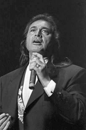 Der britische Sänger Engelbert Humperdinck (richtiger Name Arnold George Dorsey) bei einem Konzert in Hamburg, 18.4.1994 *** The British singer Engelbert Humperdinck, real name Arnold George Dorsey, at a concert in Hamburg, 18 4 1994