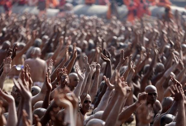 Bilder des Jahres 2025, News 01 Januar News Themen der Woche KW03 News Bilder des Tages Maha Kumbh Mela Festival In Prayagraj, India Newly-initiated Naga Sadhus (Hindu holy men) sit as they perform rituals on the banks of the Ganges River during the Maha Kumbh Mela festival in Prayagraj, India, on January 18, 2025. During every Kumbh Mela, the diksha, a ritual of initiation by a guru, takes place for new members. Prayagraj (Allahabad) India  Copyright: xSanjayxKanojiax originalFilename: kanojia-notitle250118_npeml.jpg