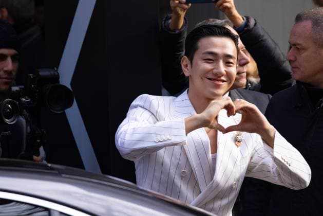 Entertainment Themen der Woche KW03 Entertainment Bilder des Tages News - Dolce & Gabbana - Celebrity Arrivals - Milan Fashion Week - FW 2025-26 Nam Yoon-su arrives at the Dolce &amp; Gabbana fashion show during the Milan Menswear Fall Winter 2025 - 2026 Fashion Week on January 18, 2025 in Milan, Italy. Photo: Cinzia Camela. Milan Metropol Italy Copyright: xCinziaxCamelax xLiveMediax LPN_1694739