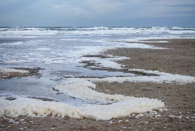 Creative Highlights World 11.01.2025, Warnemuende, Mecklenburg-Vorpommern, GER - Algenschaum am Strand der stuermischen Ostsee. (Algen, Algenbluete, Algenmasse, Algenschaum, aufgeschaeumt, aussen, Aussenaufnahme, Biomasse, brechen, Brechung, deutsch, Deutschland, Eiweiss, Eiweisse, Europa, europaeisch, Gewaesser, Gischt, Jahreszeit, Kraft, kraftvoll, Landschaft, Mecklenburg-Vorpommern, Meer, Meeresschaum, Natur, Naturgewalt, niemand, Ostsee, Phaetocystis globosa, QF, Querformat, rau, raue See, Schaum, Schaumalge, schaumig, See, stuermig, Sturm, Warnemuende, Wasser, Wasserlandschaft, Wellen, Wellengang, Westeuropa, Wetter, Wind, windig, Winter) 250111D851WARNEMUENDE.JPG *** 11 01 2025, Warnemuende, Mecklenburg Vorpommern, GER algae foam on the beach of the stormy Ba