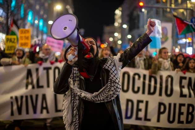 News Themen der Woche KW03 News Bilder des Tages January 18, 2025, Madrid, Madrid, Spain: A protester with a megaphone shouts slogans, during a demonstration through the main streets of central Madrid, demanding an end to the arms trade between Spain and Israel, as well as an end to genocide in Palestine. Madrid Spain - ZUMAs296 20250118_znp_s296_003 Copyright: xLuisxSotox