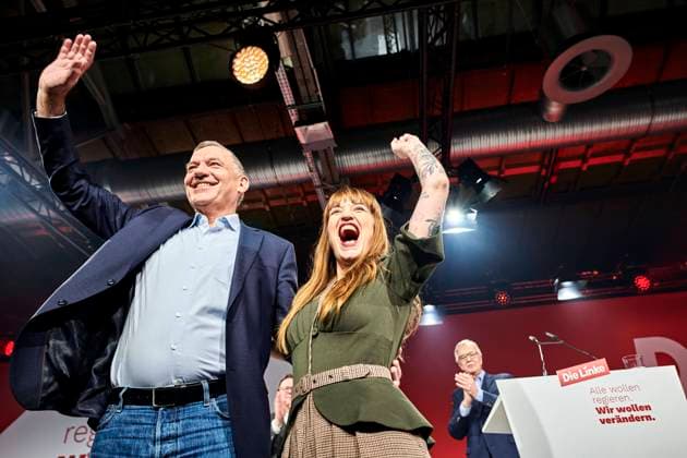Sonderparteitag Die Linke: Jan van Aken + Heidi Reichinnek EUR, Deutschland, Berlin, 18.01.2025: Spitzenduo der Partei Die Linke für die Bundestagswahl 2025 - Jan van Aken und Heidi Reichinnek die Delegierten bestätigten das Wahlprogramm per Akklamation. *** Special party conference Die Linke Jan van Aken Heidi Reichinnek EUR, Germany, Berlin, 18 01 2025 Top duo of Die Linke party for the 2025 Bundestag elections Jan van Aken and Heidi Reichinnek the delegates confirmed the election program by acclamation