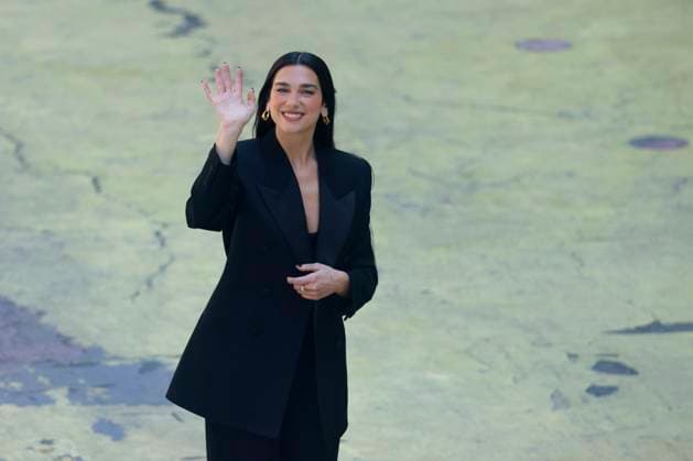 Entertainment Bilder des Tages Santiago January 18, 2025 British singer Dua Lipa is photographed filming outside La Bolsa de Comercio de Santiago on Paseo Bandera Javier Torres Aton Chile, Santiago Chile Aton 974698  Copyright: JAVIERxTORRES ATONxCHILE