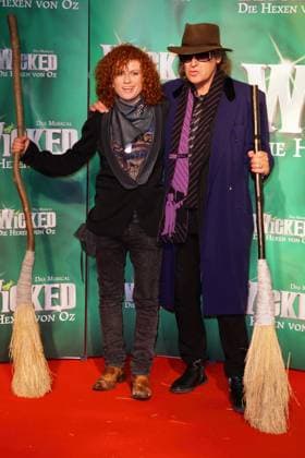 Udo Lindenberg und Lucy Diakovska zu Gast bei der Musicalpremiere WICKED Die Hexen von Oz im Metronom Theater am Centro Oberhausen in Oberhausen am 08.03.10. Nordrhein-Westfalen Nordrhein-We Germany *** Udo Lindenberg and Lucy Diakovska to Guest at the Musical premiere Wicked the Witches from OZ at Metronome Theatre on Centro Oberhausen in Oberhausen on 08 03 10 North Rhine Westphalia North Rhine We Germany