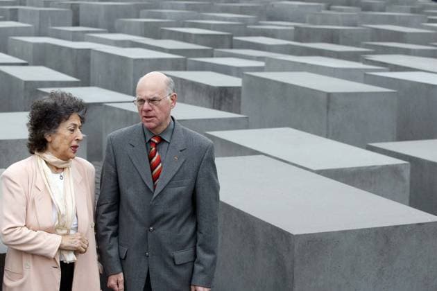 Lea Rosh und Norbert Lammert, Bundestagspraesident, beim Fototermin nach der PK zu Jahre Holocaust Mahnmal vor dem Stelenfeld, Berlin Germany, Deutschland *** Lea Rosh and Norbert Lammert, President of the Bundestag, at Photo session to the PK to Years Holocaust Memorial before the Field of stelae, Berlin Germany, Germany