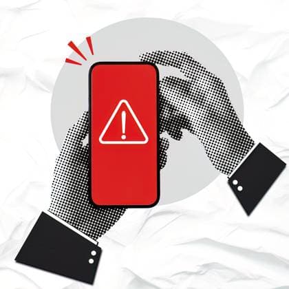 Vorsichtige Hände, die ein Telefon mit einer Betrugswarnung in der Hand halten, um das Bewusstsein für Betrug zu schärfen Vorsichtige Hände, die ein Telefon mit einer Betrugswarnung in der Hand halten, um das Bewusstsein für Betrug zu schärfen Copyright: xZoonar.com NATEExMEEPIANx 22624908