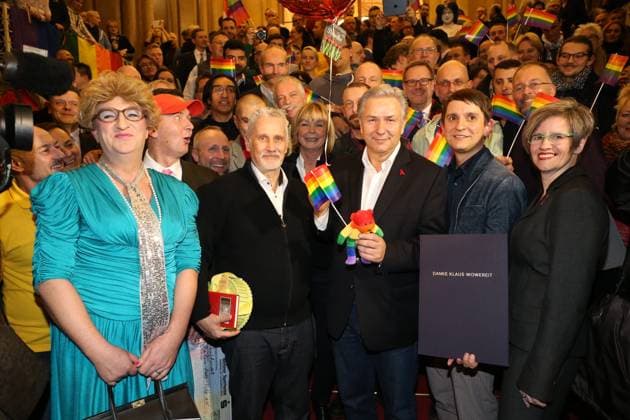 Klaus Wowereit vor der Abschiedsfeier des Lesben und Schwulenverbands Berlin Brandenburg und der Berliner Aidshilfe zu Ehren des scheidenden Regierenden Buergermeisters im Roten Rathaus, und Ades Zabel und Lebenspartner Joern Kubicki, Berlin Germany *** Klaus Wowereit before the Farewell party of Lesbians and gay association Berlin Brandenburg and the Berlin Aid Association to Honours of outgoing Governing Mayor at Red Town hall, and Ades Zabel and Life partner Joern Kubicki, Berlin Germany