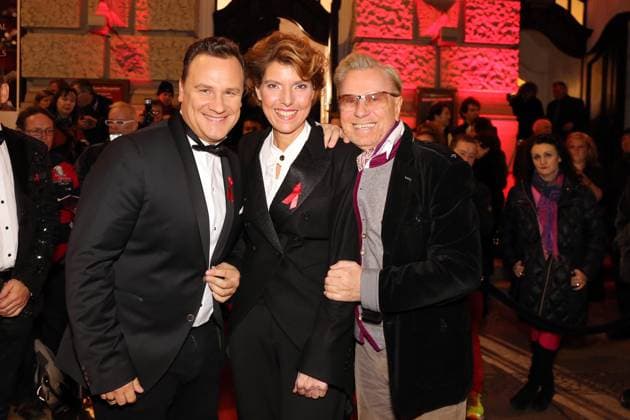 Guido Maria Kretschmer und bettina Boettinger und Rene Koch bei der Gala Kuenstler gegen AIDS in Berlin, Theater des Westens, Roter Teppich, Berlin Deutschland, Germany *** Guido Maria Kretschmer and Bettina Boettinger and Rene Cook at the Gala Artists against AIDS in Berlin, Theatre of West, Red Carpet, Berlin Germany, Germany