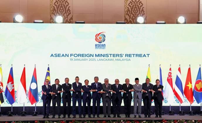 News Themen der Woche KW03 News Bilder des Tages ASEAN foreign ministerial meeting Foreign ministers from Association of Southeast Asian Nations members pose during an informal meeting in Langkawi Island, Malaysia, on Jan. 19, 2025.  A14AA0004005374P