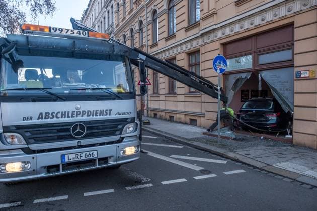 News Themen der Woche KW03 News Bilder des Tages Auto fährt in Gebäude - Zeugen gesucht Leipzig (Zentrum-Nord) Am Sonntagmorgen (19.01.2025, 07:00) kollidierte ein schwarzer BMW 320d mit einem blauen Seat Leon auf der Pfaffendorfer Straße. Der BMW prallte anschließend gegen ein Fahrrad und durchbrach die Schaufensterscheibe eines Nagelstudios. Es entstand hoher Sachschaden, Personen blieben unverletzt. Der Verkehrsunfalldienst ermittelt und sucht Zeugen sowie den Besitzer des beschädigten Fahrrads. Crash in Nagelstudio *** Car crashes into building Witnesses wanted Leipzig Zentrum Nord On Sunday morning 19 01 2025, 07 00, a black BMW 320d collided with a blue Seat Leon on Pfaffendorfer Straße The BMW then crashed into a bicycle and broke through the window of a nail salon There w
