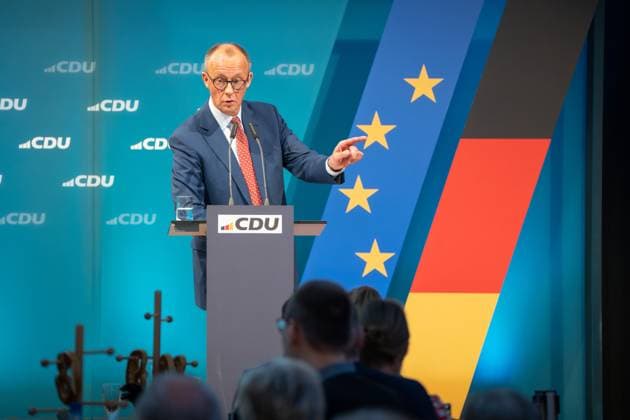 News Themen der Woche KW03 News Bilder des Tages Bundestagswahlkampf - Weißwurstfrühstück im Sauerländischen Brilon mit den Vorsitzenden von CDU und CSU - Friedrich Merz, CDU-Parteivorsitzender und Kanzlerkandidat;Bundestagswahlkampf - Weißwurstfrühstück im Sauerländischen Brilon mit den Vorsitzenden von CDU und CSU - Friedrich Merz, CDU-Parteivorsitzender und Kanzlerkandidat, Brilon Nordrhein-Westfalen Deutschland St. Hubertus Schützenhalle *** Bundestag election campaign Weißwurst breakfast in Brilon with the chairmen of the CDU and CSU Friedrich Merz, CDU party chairman and candidate for chancellor Bundestag election campaign Weißwurst breakfast in Brilon with the chairmen of the CDU and CSU Friedrich Merz, CDU party chairman and candidate for chancellor, Brilon North Rhine-We