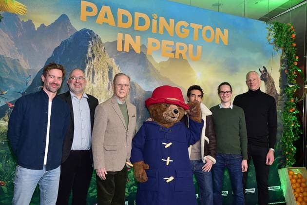 Entertainment Themen der Woche KW03 Entertainment Bilder des Tages Deutschlandpremiere von PADDINGTON IN PERU Filmproduzenten, S.E. Herr Augusto David Teodoro Arzubiaga Scheuch, Peruanischer Botschafter, FGilmFigur Paddington, Elyas M Barek Ankunft Deutschlandpremiere von PADDINGTON IN PERU in Berlin, am 19.01.2025 *** German premiere of PADDINGTON IN PERU Film producers, S E Mr. Augusto David Teodoro Arzubiaga Scheuch, Peruvian Ambassador, FGilm character Paddington, Elyas M Barek Arrival German premiere of PADDINGTON IN PERU in Berlin, on 19 01 2025 Photopress Mueller