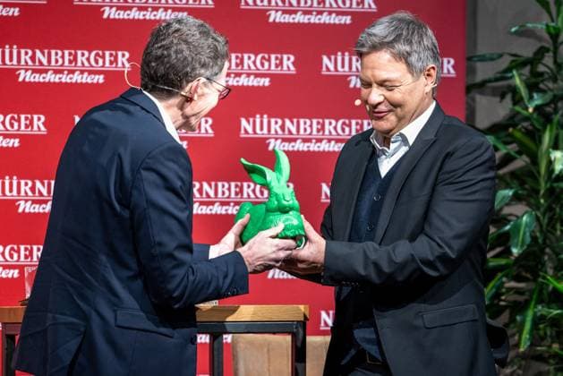 News Themen der Woche KW03 News Bilder des Tages Wirtschaftsminister Robert Habeck im Dialog mit dem VNP (Verlag Nürnberger Presse), Nürnberg, 19.01.2025 Bundesminister für Wirtschaft und Klimaschutz, Robert Habeck, stellt sich bei einer Veranstaltung der Nürnberger Presse den Fragen von Chefredakteur Michael Husarek und dem Publikum. Für den Bürgerdialog wurden 100 Bürger ausgelost, die jeweils zwei Tickets erhielten. Nürnberg Bayern Deutschland *** Economics Minister Robert Habeck in dialog with VNP Verlag Nürnberger Presse , Nuremberg, 19 01 2025 Federal Minister of Economics and Climate Protection, Robert Habeck, answers questions from Editor-in-Chief Michael Husarek and the audience at an event hosted by Nürnberger Presse 100 citizens were drawn by lot to receive two tickets 20250119-286A6774-M4000