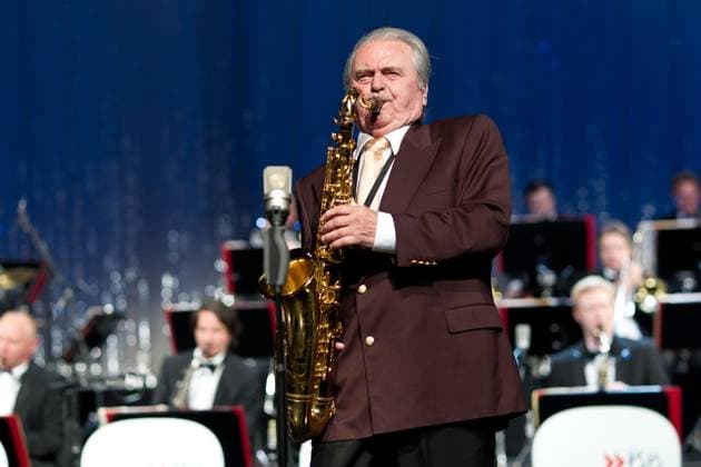 Max Greger, feiert 85. Geburtstag und gibt Konzert mit der SWR Big Band im Friedrichstadtpalast in Berlin11.5.2011, Copyright Huebner Berlin Berlin Germany , Deutschland , Deutschland *** Max Greger, celebrates 85 Birthday and gives Concert with the SWR Big Volume at Friedrichstadtpalast in Berlin11 5 2011, Copyright Huebner Berlin Berlin Germany , Germany , Germany