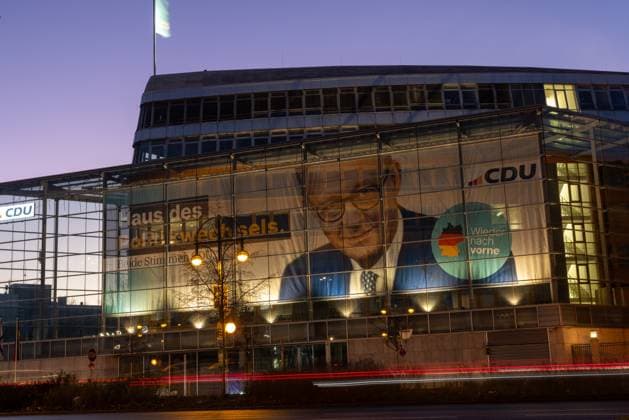 News Themen der Woche KW03 News Bilder des Tages Wahlplakate in Berlin 2025 Berlin, Deutschland - 19. Januar 2025: Ein Wahlplakat für die Bundestagswahl 2025 der politischen Partei CDU hängt an der Fassade des Konrad-Adenauer-Hauses, der CDU-Bundesgeschäftsstelle, mit einer Abbildung ihres Kanzlerkandidaten, Friedrich Merz, und dem Text: Haus des Politikwechsels. Beide Stimmen CDU. Berlin