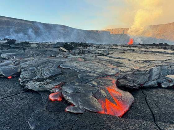Creative Highlights World January 3, 2025, Kilauea, Hi, United States of America: A close-up view of an active lobe of pahoehoe lava flowing into Kaluapele at the summit caldera of Kilauea volcano at Hawaii Volcanoes National Park, January 3, 2025 near Hilo, Hawaii. Kilauea United States of America - ZUMAp138 20250103_zaa_p138_023 Copyright: xMatthewxPatrick Usgsx
