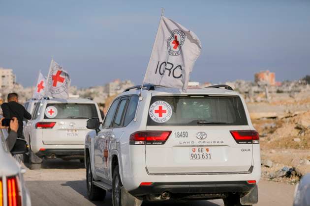 News Themen der Woche KW03 Nahostkonflikt, Hilfsgüter auf dem Weg nach Gaza Humanitarian aid trucks enter Rafah after ceasefire and hostage Vehicles of the International Committee of the Red Cross (ICRC) move near Saraya Square in western Gaza City on January 19, 2025. The Israeli military said the Red Cross had confirmed the handover of three hostages on January 19, the first to be released as part of a ceasefire deal with Hamas. The Hostage and Missing Families Forum campaign group had identified the three women set to be released as Emily Damari, Romi Gonen and Doron Steinbrecher, seized during Hamas s October 7, 2023 attack that triggered the war. Gaza Gaza Strip Palestinian territories Copyright: xYoussefxAlzanounx