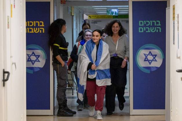 Bilder des Jahres 2025, News 01 Januar News Themen der Woche KW03 British-Israeli citizen Emily Damari, 28, pictured here leaving the hospital, was released by Hamas on Sunday, January 19, 2025, along with two other female hostages as part of a cease-fire agreement between Israel and the terrorist group. The women spent 471 days in captivity after being abducted on October 7, 2023. Photo via Israel GPO  WAX2025011916 ISRAELxGPO