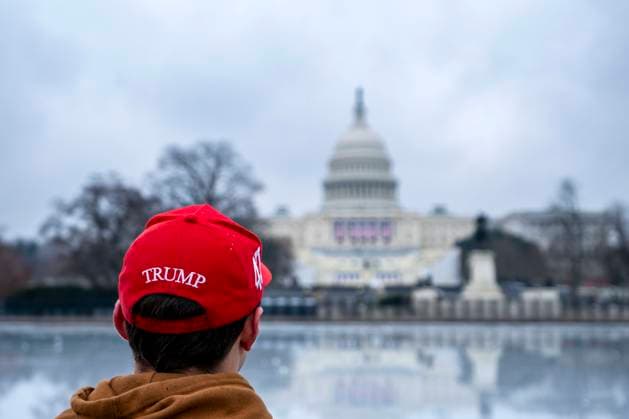 News Themen der Woche KW03 News Bilder des Tages USA, Vorbereitungen für die Amtseinführung von Donald Trump in Washington DC A man in a hat supporting president-elect Donald Trump looks towards U.S. Capitol in Washington, DC on Sunday, January 19, 2025. The 2025 Presidential Inauguration, which President-elect Donald Trump announced would be held in the U.S. Capitol Rotunda due to expected freezing temperatures, is only the second inauguration to be held indoors due to weather concerns.  WAP20250119333 BONNIExCASH