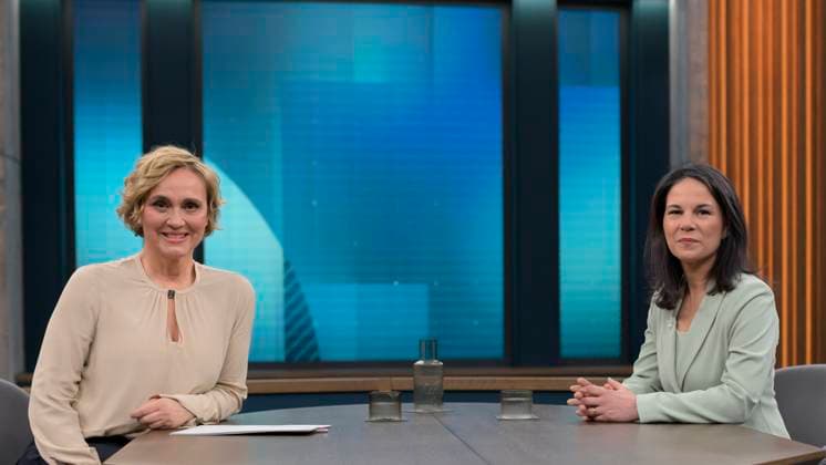 News Themen der Woche KW03 GER, Berlin, Studio, zu Gast bei - Caren Miosga, Polittalk, TV, Format, mit Moderatorin, NDR, Das Erste, aus Adlershof - am Studio 20, Das Thema: Trump zurueck im Weissen Haus Ð was jetzt, Frau Baerbock?, v.l. im Bild: Caren Miosga, Annalena Baerbock , 19.01.2025, *** GER, Berlin, Studio, guest of Caren Miosga, Polittalk, TV, format, with presenter, NDR, Das Erste, from Adlershof at Studio 20, The topic Trump back in the White House Ð what now, Ms. Baerbock , f l in picture Caren Miosga, Annalena Baerbock , 19 01 2025, Copyright: HMBxMedia UwexKoch