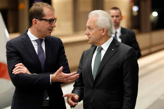 PK der Deutschen Bahn auf dem Berliner Hauptbahnhof, Vorstellung der -Digitalen Zukunft- der DB in Berlin, mit Bahnchef Ruediger Grube und Bundesminister Alexander Dobrindt, Verbesserungen der digitalen Infrastruktur, Internet im Zug, Berlin Deutschland, Germany *** PK the Germans Rail at the Berlin Central station, presentation the digital Future the DB in Berlin, with Railway boss Ruediger Pit and Federal Minister Alexander Dobrindt, Improvements the digital Infrastructure, Internet at Train, Berlin Germany, Germany