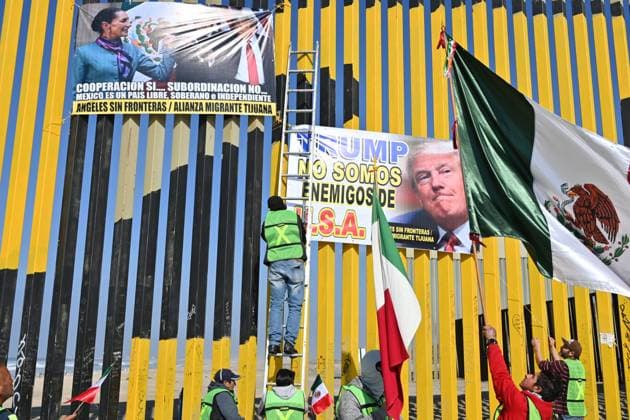 Bilder des Jahres 2025, News 01 Januar News Themen der Woche KW03 News Bilder des Tages USA, Amtseinführung von Donald Trump, Protest an der auf der mexikanischen Seite der Grenze Protest At US-Mexico Border Wall Before Trump Inaugurated A man hangs banners related to US President-elect Trump as migrants and advocates participate in a demonstration at the U.S.-Mexico border wall in Playas de Tijuana, Mexico, on January 19, 2025, a day before US President-elect Donald Trump takes office. Tijuana Mexico  Copyright: xCarlosxMorenox originalFilename: moreno-migrants250119_npD1M.jpg