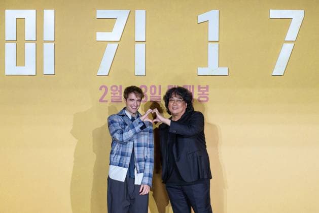 Bilder des Jahres 2025, Entertainment 01 Januar Entertainment Themen der Woche KW04 Entertainment Bilder des Tages Mickey 17 film press conference SEOUL, SOUTH KOREA, JAN 20: Robert Pattinson, director Bong Joon-ho during Mickey 17 film press conference at the CGV in Seoul, South Korea, on January 20, 2025. Seoul the CGV South Korea 8175_283160 Copyright: xStevexChoxKyewoong PentaxPressx
