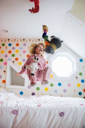 Girl jumping on bed with stuffed animals Marblehead, Massachusetts, United States CR_NYHM250117-1634493-01 ,model released, Symbolfoto
