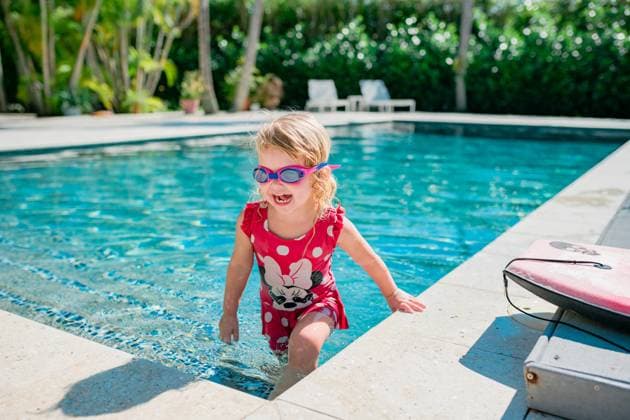 Young girl swimming in a pool Boca Raton, Florida, United States CR_NYHM25011705-1630385-01 ,model released, Symbolfoto ,property released