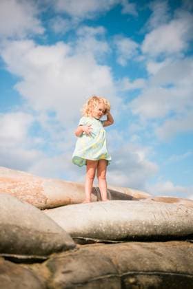 Young girl standing on rocks with blue sky Boca Raton, Florida, United States CR_NYHM25011705-1630388-01 ,model released, Symbolfoto
