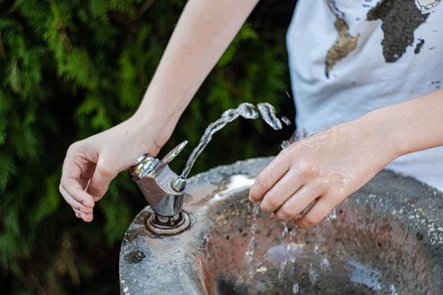 Water fountain and kid hands Tbilisi, Tbilisi, Georgia R_LSQHTY250117-1634634-01 ,model released, Symbolfoto