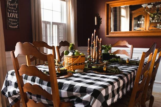 Dining room with tablecloth and festive spring centerpiece Kalamazoo, Michigan, United States R_TBFG250119B-1559626-01