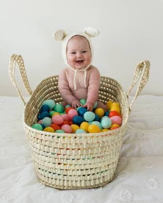 Smiling Easter Bunny Baby sitting in basket Marblehead, Massachusetts, United States R_NYHM250119-1635196-01 ,model released, Symbolfoto