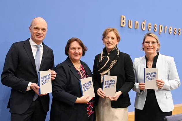 News Themen der Woche KW04 News Bilder des Tages Markus Warnke, Theresa Schopper, Karin Prien und Stefanie Hubig bei der Bundespressekonferenz Ein parteiübergreifender Impuls für messbare Bildungsziele im Haus der Bundespressekonferenz. Berlin, 20.01.2025 *** Markus Warnke, Theresa Schopper, Karin Prien and Stefanie Hubig at the Federal Press Conference A cross-party impulse for measurable educational goals in the House of the Federal Press Conference Berlin, 20 01 2025 Foto:xF.xKernx xFuturexImagex bildung_5102