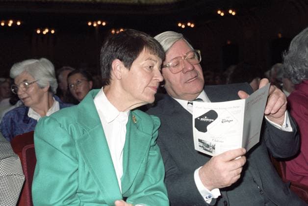 Hannelore Loki und Helmut Schmidt beim Besuch eines Konzerts der Philharmonie Hamburg in der Musikhalle (heute Laeiszhalle), Oktober 1987 *** Hannelore Loki and Helmut Schmidt attending a concert by the Hamburg Philharmonic Orchestra in the Musikhalle, now the Laeiszhalle, October 1987