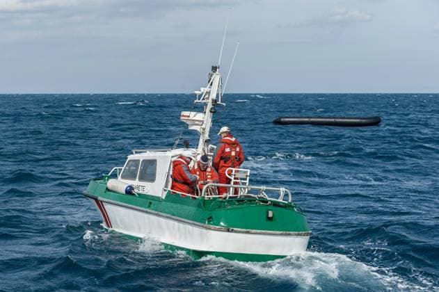 Das Tochterschiff des Seenotrettungskreuzer Minden Margarete faehrt am 06.03.2016 im Aegaeischen Meer vor Mytilini, Griechenland zu einem leeren Schlauchboot. Die DGzRS beteiligt sich an einer koordinierten Aktion unter dem Dach der International Maritime Rescue Federation (IMRF) mit dem Ziel die griechischen Rettungsstrukturen vor Ort mittelfristig und nachhaltig zu staerken. *** the Daughter ship of Sea rescue cruisers Minden Margaret runs on 06 03 2016 at aegaeischen Sea before Mytilini, Greece to a Empty Dinghy the DGzRS involved itself to a coordinated Action at the Roof the International Maritime Rescue Federation IMRF with the Objective the Greek Rettungsstrukturen before Place medium-term and sustainable to strengthen