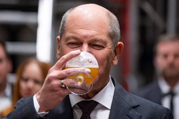 News Themen der Woche KW04 News Bilder des Tages Seligenstadt Olaf Scholz besucht die Privatbrauerei Glaab in Seligenstadt. Olaf Scholz (Bundeskanzler, SPD) probiert bei seinem Besuch in der Privatbrauerei Glaab ein Lagerbier. *** Seligenstadt Olaf Scholz visits the Glaab private brewery in Seligenstadt Olaf Scholz Federal Chancellor, SPD samples a lager beer during his visit to the Glaab private brewery Copyright: xEibner-Pressefoto FlorianxWiegandx EP_FWD