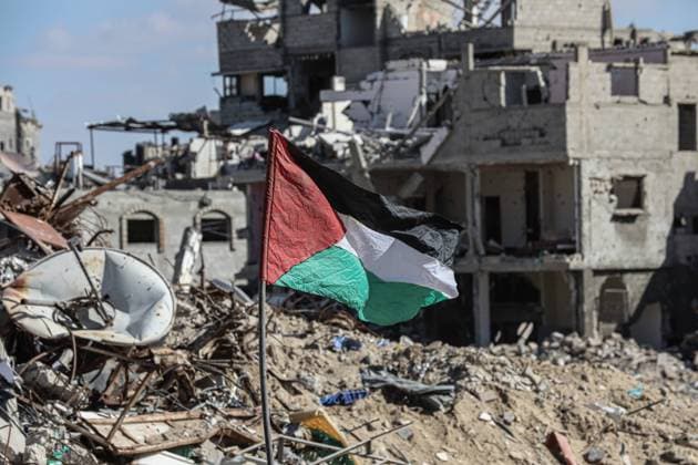 Bilder des Jahres 2025, News 01 Januar News Themen der Woche KW04 News Bilder des Tages Internally displaced Palestinians inspect their destroyed houses in Rafah, southern Gaza Strip Internally displaced Palestinians inspect their destroyed houses in Rafah, southern Gaza Strip, 20 January 2025, amid a ceasefire between Israel and Hamas. Israel and Hamas agreed on a hostage release deal and a Gaza ceasefire to be implemented on 19 January 2025. More than 46,000 Palestinians have been killed in the Gaza Strip, according to the Palestinian Ministry of Health, since Israel launched a military campaign in the strip in response to a cross-border attack led by the Palestinian militant group Hamas on 07 October 2023, in which about 1,200 Israelis were killed and more than 250 taken hostage. Photo by Omar Ashtawy apaimages Rafah Gaza Copyright: xapaimagesxOmarxAshtawyx xapaimagesx