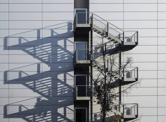 Creative Highlights World Außentreppen mit Schattenwurf eines modernen Bürohauses, Erlangen, Mittelfranken, Bayern, Deutschland, Europa External staircases with shadows cast by a modern office building, Erlangen, Middle Franconia, Bavaria, Germany, Europe Copyright: imageBROKER HelmutxMeyerxzurxCap ibxmzc12153884.jpg