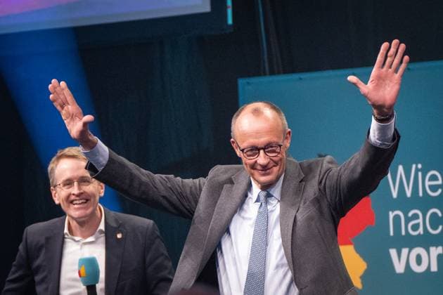 News Themen der Woche KW04 News Bilder des Tages Bundestagswahlkampf Wahlkampfauftritt des Kanzlerkandidaten und CDU-Parteivorsitzenden Friedrich Merz in Flensburg, Schleswig-Holstein, gemeinsam mit Ministerpräsident Daniel Günther;Bundestagswahlkampf Wahlkampfauftritt des Kanzlerkandidaten und CDU-Parteivorsitzenden Friedrich Merz in Flensburg, Schleswig-Holstein, Flensburg Schleswig-Holstein Deutschland GP Joule Arena *** Bundestag election campaign Election campaign appearance of the chancellor candidate and CDU party chairman Friedrich Merz in Flensburg, Schleswig Holstein, together with Minister President Daniel Günther Bundestag election campaign Election campaign appearance of the chancellor candidate and CDU party chairman Friedrich Merz in Flensburg, Schleswig Holstein,