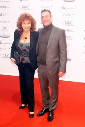 Regina Thoss und Sohn Bernd bei der GOLDENE HENNE 2013 in Berlin, Preisverleihung ostdeutscher Medienpreis, Roter Teppich, Berlin Deutschland, Germany *** Regina Thoss and Son Bernd at the Golden Hen 2013 in Berlin, Award ceremony Ostdeutscher Media prize, Red Carpet, Berlin Germany, Germany