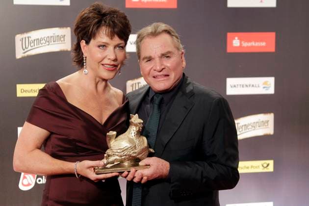 Janina Hartwig und Fritz Wepper, Preistraeger, bei der Verleihung des ostdeutschen Medienpreis Goldene Henne 2010 im Berliner Friedrichstadtpalast, Fernsehen, TV, Berlin Deutschland, Germany *** Janina Hartwig and Fritz Wepper, Prizewinner, at the award Ceremony of East German Media Award Golden Hen 2010 at Berlin Friedrichstadtpalast, Television, TV, Berlin Germany, Germany