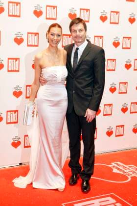 Yasmina Filali und Thomas Helmer bei EIN HERZ FUER KINDER in Berlin, Roter Teppich, Berlin Deutschland, Germany *** Yasmina Filali and Thomas Helmer at a Heart for Children in Berlin, Red Carpet, Berlin Germany, Germany