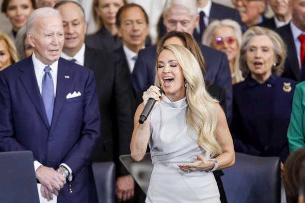 Bilder des Jahres 2025, Entertainment 01 Januar Entertainment Themen der Woche KW04 Entertainment Bilder des Tages January 20, 2025, Washington, District Of Columbia, USA: Country singerÃ‚ Carrie Underwood (C) performs Ã¢â‚¬ËœAmerica the BeautifulÃ¢â‚¬â ¢ as former US President Joe Biden (L) looks on during US President Donald TrumpÃ¢â‚¬â ¢s inauguration ceremony in the rotunda of the United States Capitol in Washington, DC, USA, 20 January 2025. TrumpÃ¢â‚¬â ¢s planned outdoor inauguration ceremonies and events are being held inside today due to a forecast of extreme cold temperatures. Washington USA - ZUMAs152 20250120_faa_s152_1124 Copyright: xSHAWNxTHEWx