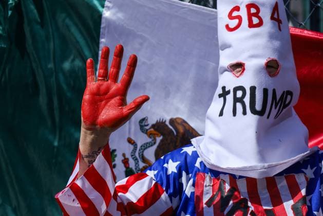 Mexiko, Proteste vor der Botschaft der USA am Tag der Amtseinführung von Donald Trump January 20, 2025, Mexico City, Mexico: Organizations and individuals held an anti-capitalist, anti-fascist and anti-imperialist demonstration in front of the United States of America s Embassy in Mexico City, on the occasion of Donald Trump s inauguration as President. The protesters burned a figure and broke a pioÂ±ata with the image of Trump, warned about the tightening of immigration laws in the USA and demanded the immediate liberation of the Palestinian territory. Mexico City Mexico - ZUMAl178 20250120_znp_l178_010 Copyright: xCristianxLeyvax