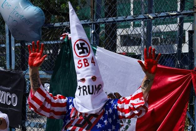 Mexiko, Proteste vor der Botschaft der USA am Tag der Amtseinführung von Donald Trump January 20, 2025, Mexico City, Mexico: Organizations and individuals held an anti-capitalist, anti-fascist and anti-imperialist demonstration in front of the United States of America s Embassy in Mexico City, on the occasion of Donald Trump s inauguration as President. The protesters burned a figure and broke a pioÂ±ata with the image of Trump, warned about the tightening of immigration laws in the USA and demanded the immediate liberation of the Palestinian territory. Mexico City Mexico - ZUMAl178 20250120_znp_l178_002 Copyright: xCristianxLeyvax