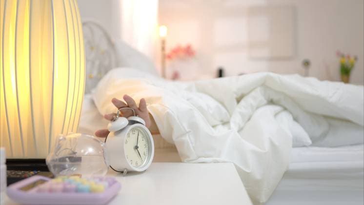 Asiatische junge Frau auf dem Bett im Schlafzimmer, die versucht, aufzuwachen und sich auf die Arbeit vorzubereiten Asian young woman on the bed in the bedroom trying to wake up and prepare for work ,model released, Symbolfoto Copyright: xZoonar.com SunanxWongsa-ngax 22633558 ,model released, Symbolfoto ,property released