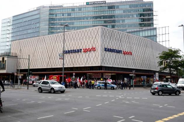 Demo und Kundgebung der Angestellten gegen Schliessung der Galeria Kaufhof Karstadt-Filialen in Deutschland, vor dem Karstadt Sport vor Karstadt-Sport in Berlin, Joachimstaler Strasse, Verkauferin, Berlin Deutschland, Germany *** Demo and Roundtable the Employees against Closure the Galeria Kaufhof Karstadt Branches in Germany, before the Karstadt Sport before Karstadt Sport in Berlin, Joachimstaler Street, Saleswoman, Berlin Germany, Germany